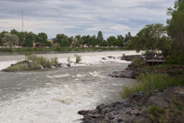 The artificial rim of the Idaho Falls.