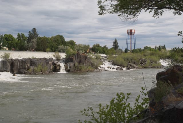 Wide shot of the Falls.