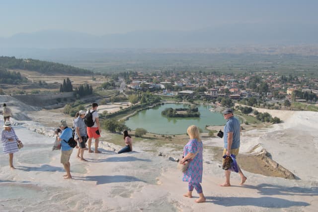 The hydrothermal terraces