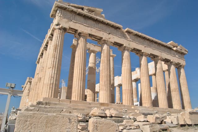 A view of the Parthenon with no people.